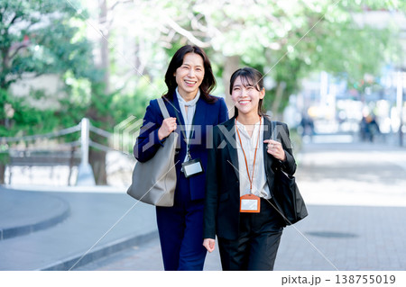 2人で歩くビジネスウーマン 138755019