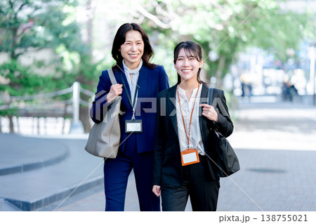 2人で歩くビジネスウーマン 2人で歩くビジネスウーマン 138755021