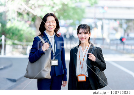 2人で歩くビジネスウーマン 138755023