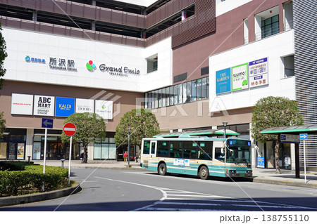 所沢駅東口のグランエミオと出発を待つ西武バス(旧カラー/三菱ふそう旧エアロスター) 所沢駅東口のグランエミオと出発を待つ西武バス(旧カラー/三菱ふそう旧エアロスター) 138755110