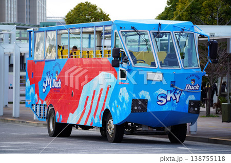 東京テレポート駅で出発を待つ水陸両用バス「SKY Duck」(前面) 東京テレポート駅で出発を待つ水陸両用バス「SKY Duck」(前面) 138755118