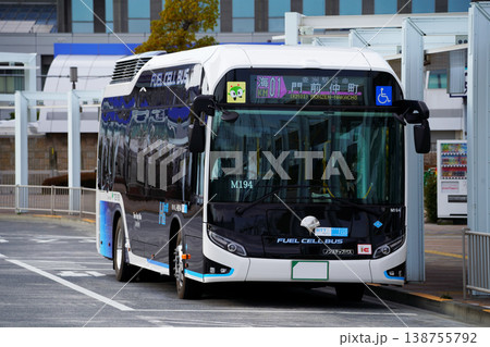 東京テレポート駅のバス停に停車する都営バス（トヨタSORA）※前面アップ 138755792