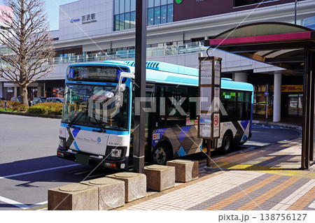 西武鉄道所沢駅西口のバス停に停車する西武バス（新カラー/いすゞエルガ） 138756127