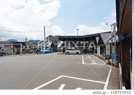 JR中央本線 相模湖駅 駅舎を眺める 夏の青空 神奈川県相模原市緑区与瀬 JR中央本線 相模湖駅 駅舎を眺める 夏の青空 神奈川県相模原市緑区与瀬 138757058