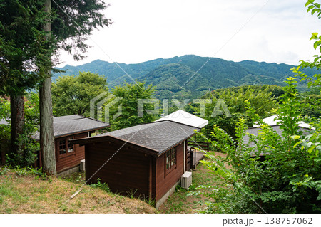 さがみ湖 MORI MORI プレジャーフォレスト コテージと山々 神奈川県相模原市緑区若柳 さがみ湖 MORI MORI プレジャーフォレスト コテージと山々 神奈川県相模原市緑区若柳 138757062