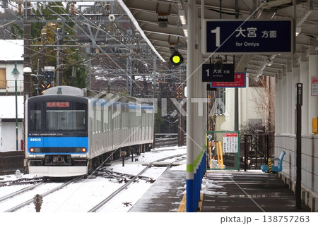 ［TD］冬の駅を発車する東武野田線60000系電車 138757263