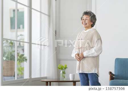 笑顔のシニア女性 138757306