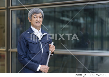 カメラ目線で笑顔の作業服を着た60代の男性 マンション管理人・施設スタッフ イメージ カメラ目線で笑顔の作業服を着た60代の男性 マンション管理人・施設スタッフ イメージ 138757350