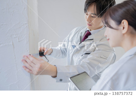 室内を測定する作業員　ビジネス 138757372