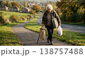 買い物帰りに坂道を歩く高齢女性の姿 138757488
