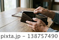 空の財布を見つめる高齢者の手元のクローズアップ 138757490