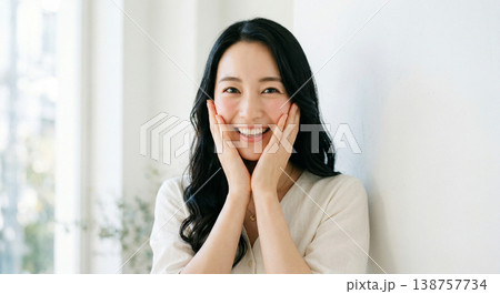 両手を頬に当てて驚き喜ぶ表情の日本人女性 Generative AI 138757734