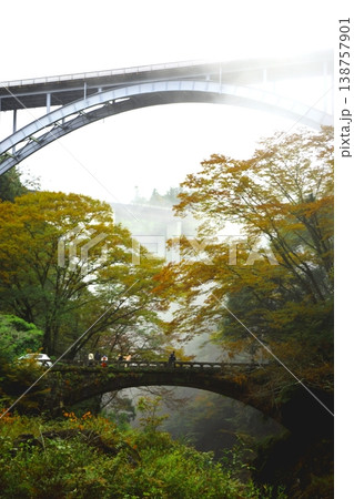 宮崎県高千穂峡に通ずる遊歩道からの絶景(霧の高千穂三代橋) 宮崎県高千穂峡に通ずる遊歩道からの絶景(霧の高千穂三代橋) 138757901