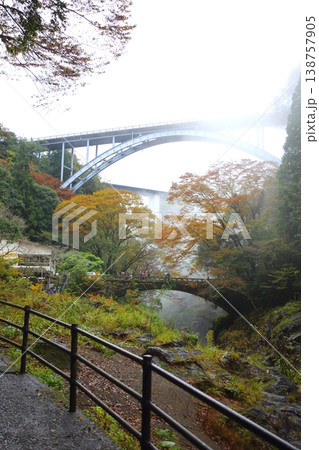 宮崎県高千穂峡に通ずる遊歩道からの絶景（霧の高千穂三代橋） 138757905