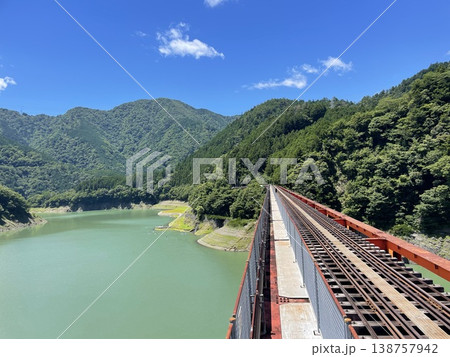 奥大井湖上駅のレインボーブリッジと接岨湖の絶景 奥大井湖上駅のレインボーブリッジと接岨湖の絶景 138757942