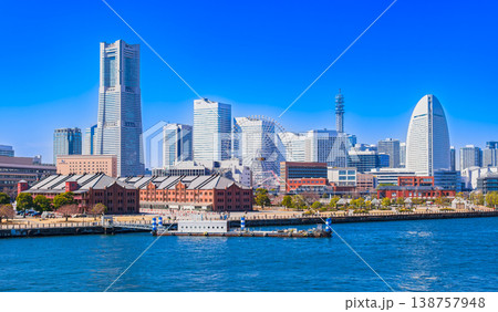 横浜ベイエリア　赤レンガ倉庫とみなとみらいの高層ビル 138757948
