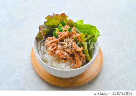 ニンニクの芽と牛肉の丼 138758075