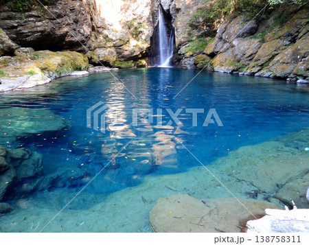 エメラルドグリーンの美しい滝 138758311