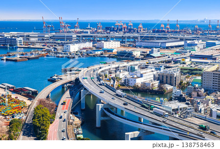 横浜港　首都高速湾岸線と本牧ふ頭 138758463