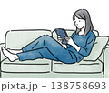 ソファーでスマホを使う女性 138758693