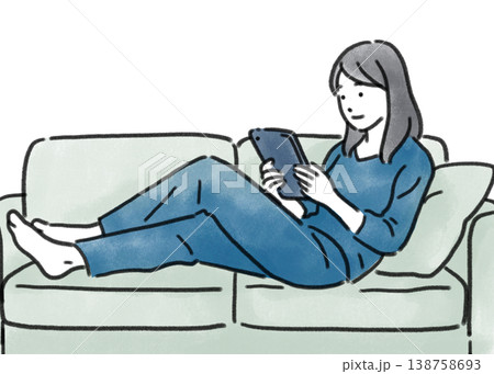 ソファーでスマホを使う女性 138758693