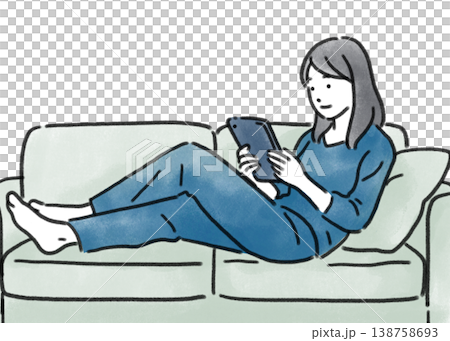 ソファーでスマホを使う女性 138758693