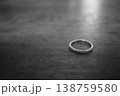 モノクロの指輪と余白 138759580
