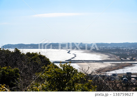 太東埼展望台から望む快晴の日在海岸と太平洋のパノラマ, 千葉県 138759627