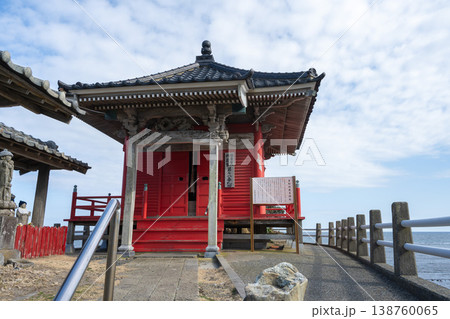 岩船地蔵尊と周囲の断崖絶壁の風景, 千葉県 岩船地蔵尊と周囲の断崖絶壁の風景, 千葉県 138760065