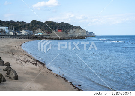 岩船地蔵尊と周囲の断崖絶壁の風景, 千葉県 岩船地蔵尊と周囲の断崖絶壁の風景, 千葉県 138760074