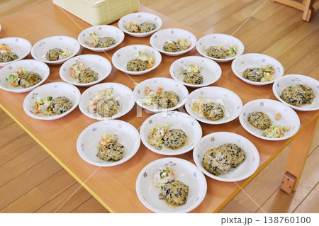 配膳された給食　ひじきハンバーグ　学校給食　給食のおかず　幼稚園の昼食　並べられたおかず　 138760100
