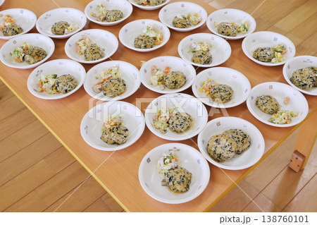 配膳された給食　ひじきハンバーグ　学校給食　給食のおかず　幼稚園の昼食　並べられたおかず　 138760101