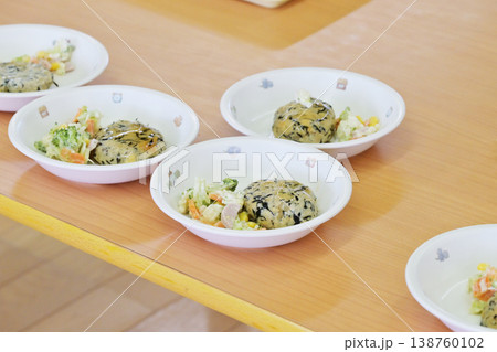 配膳された給食 ひじきハンバーグ 学校給食 給食のおかず 幼稚園の昼食 並べられたおかず 配膳された給食 ひじきハンバーグ 学校給食 給食のおかず 幼稚園の昼食 並べられたおかず 138760102