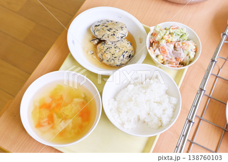配膳された給食　学校給食　ひじきハンバーグ　給食のおかず　幼稚園の昼食　並べられたおかず　イメージ 138760103