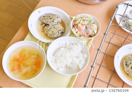 配膳された給食　学校給食　ひじきハンバーグ　給食のおかず　幼稚園の昼食　並べられたおかず　イメージ 138760104