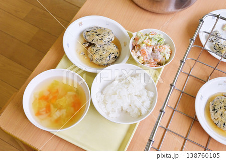 配膳された給食　学校給食　ひじきハンバーグ　給食のおかず　幼稚園の昼食　並べられたおかず　イメージ 138760105