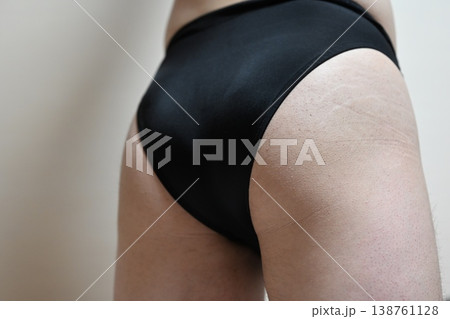 黒ビキニ競泳水着の男 黒ビキニ競泳水着の男 138761128