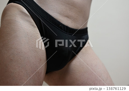 黒ビキニ競泳水着の男 黒ビキニ競泳水着の男 138761129