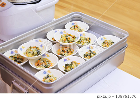 並べられた給食のおかず　学校給食　施設の食事　野菜のおかず　健康食品　イメージ素材 138761370