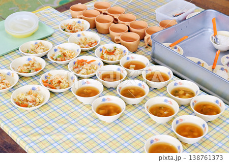 配膳された給食 学校給食 施設の食事 給食のおかず 野菜と味噌汁 イメージ素材 配膳された給食 学校給食 施設の食事 給食のおかず 野菜と味噌汁 イメージ素材 138761373