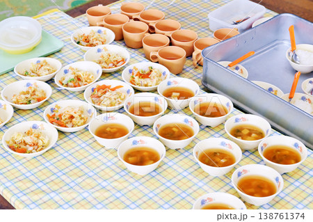 配膳された給食　学校給食　施設の食事　給食のおかず　野菜と味噌汁　イメージ素材 138761374