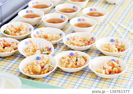 配膳された給食 学校給食 施設の食事 給食のおかず 野菜と味噌汁 イメージ素材 配膳された給食 学校給食 施設の食事 給食のおかず 野菜と味噌汁 イメージ素材 138761377