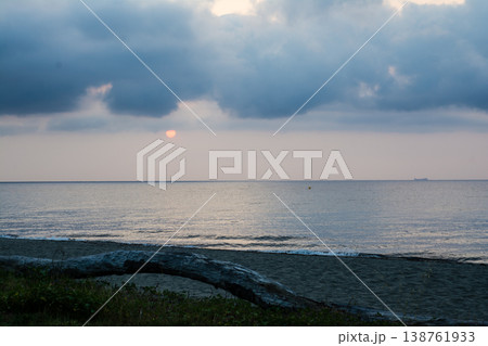 海岸線から見える雲と海に挟まれた日の出とオレンジ色の空　地中海に浮かぶフランス領のコルシカ島にて 138761933