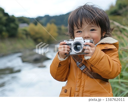 カメラで写真を撮る子供 138762011