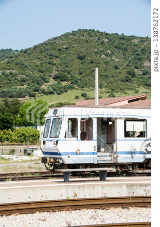 山間にある駅に置き去りになった古い落書きだらけの車両 地中海に浮かぶフランス領のコルシカ島にて 山間にある駅に置き去りになった古い落書きだらけの車両 地中海に浮かぶフランス領のコルシカ島にて 138762172
