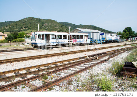 山間にある駅に置き去りになった古い落書きだらけの車両　地中海に浮かぶフランス領のコルシカ島にて 138762173