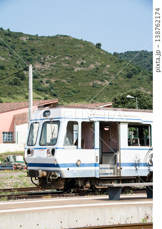 山間にある駅に置き去りになった古い落書きだらけの車両 地中海に浮かぶフランス領のコルシカ島にて 山間にある駅に置き去りになった古い落書きだらけの車両 地中海に浮かぶフランス領のコルシカ島にて 138762174