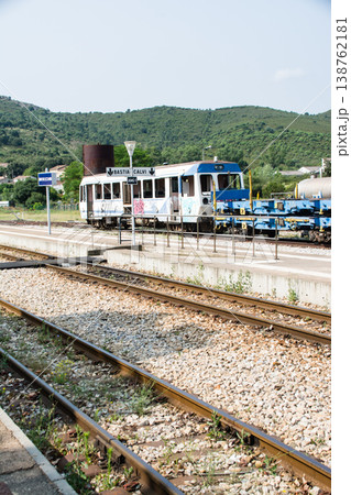 山間にある駅に置き去りになった古い落書きだらけの車両　地中海に浮かぶフランス領のコルシカ島にて 138762181