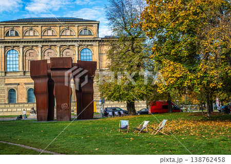 Old Pinakothek museum with the abstract sculpture Buscando la Luz in front Old Pinakothek museum with the abstract sculpture Buscando la Luz in front 138762458