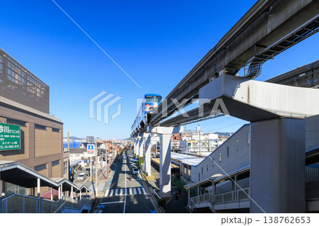 大阪モノレールと阪急宝塚本線の蛍池駅 (大阪府豊中市) 138762653